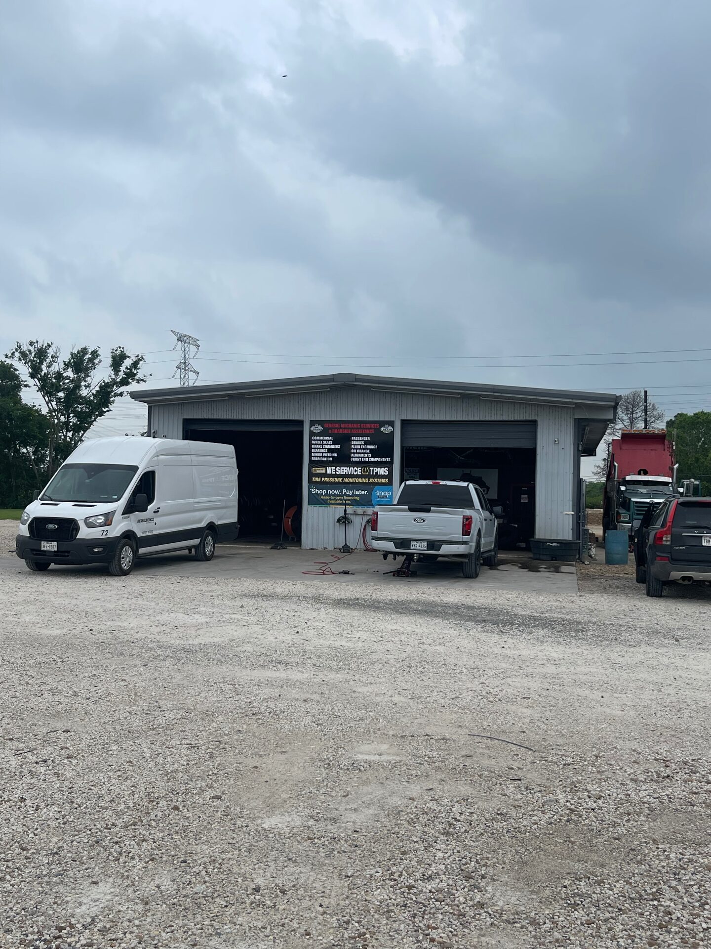 Lozano & Sons Tire Repair shop building in Manvel, TX
